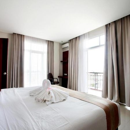 Karlita Hotel Tegal Buitenkant foto