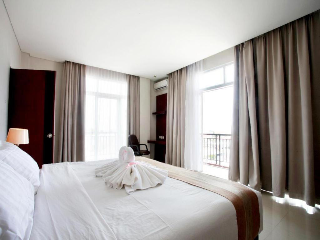 Karlita Hotel Tegal Buitenkant foto