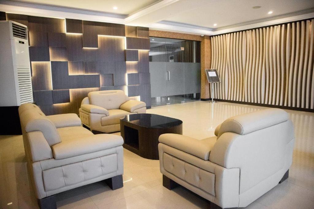 Karlita Hotel Tegal Buitenkant foto