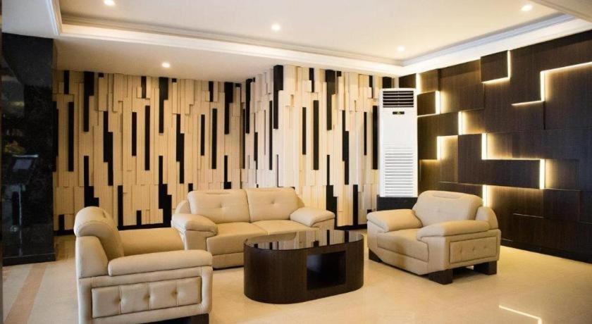 Karlita Hotel Tegal Buitenkant foto