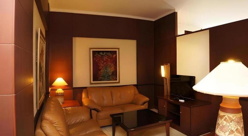 Karlita Hotel Tegal Buitenkant foto