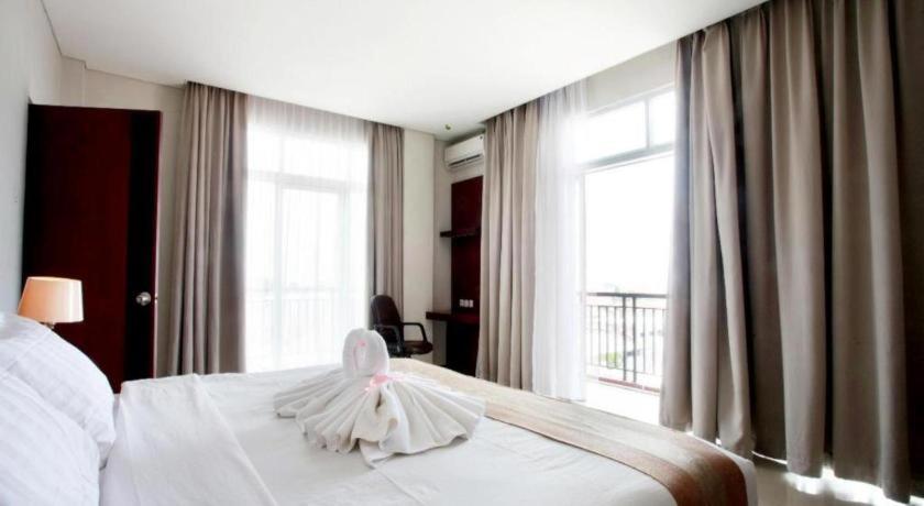 Karlita Hotel Tegal Buitenkant foto