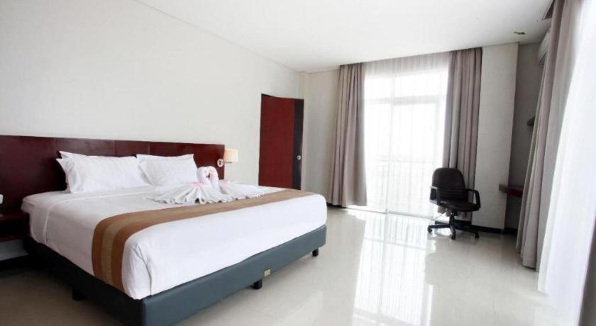 Karlita Hotel Tegal Buitenkant foto