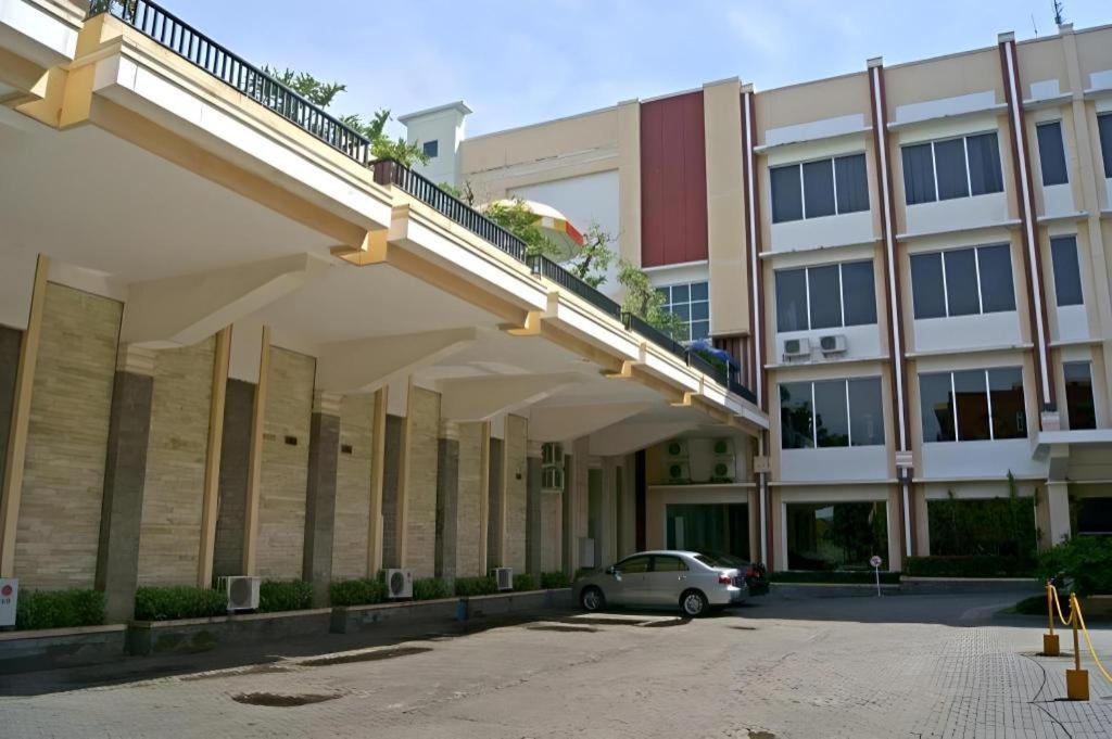 Karlita Hotel Tegal Buitenkant foto