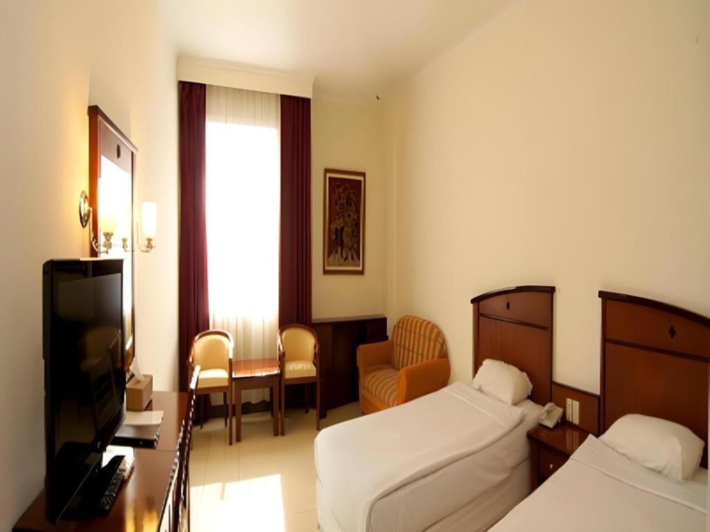 Karlita Hotel Tegal Buitenkant foto