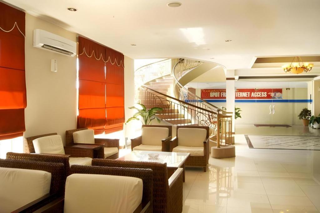 Karlita Hotel Tegal Buitenkant foto