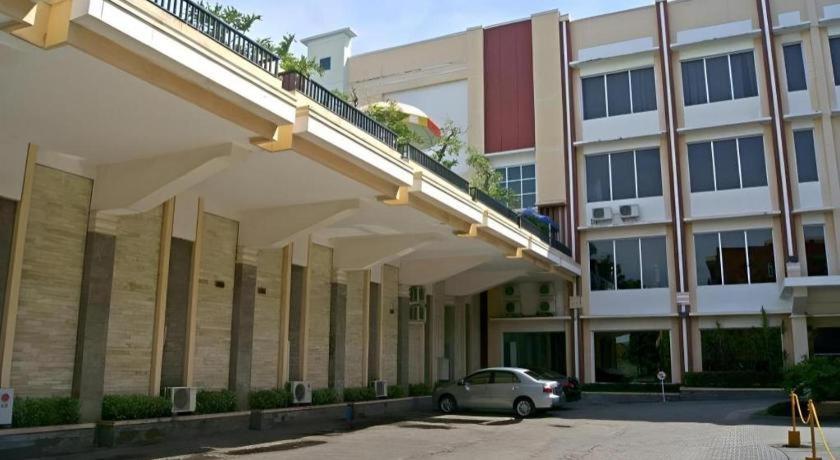 Karlita Hotel Tegal Buitenkant foto
