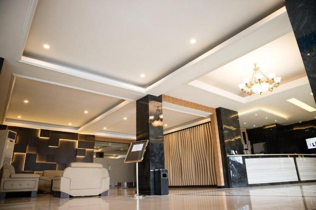 Karlita Hotel Tegal Buitenkant foto