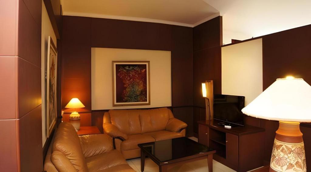 Karlita Hotel Tegal Buitenkant foto