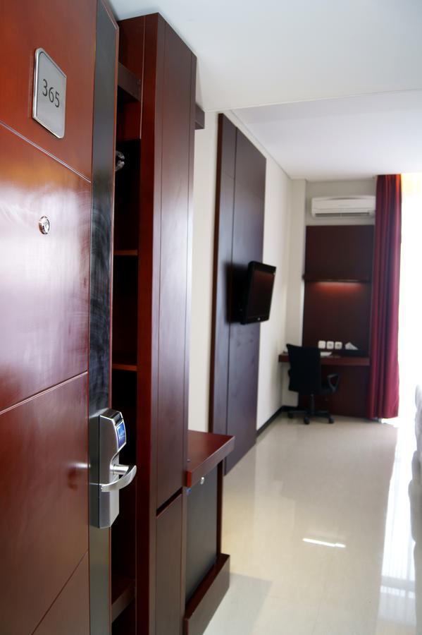 Karlita Hotel Tegal Buitenkant foto